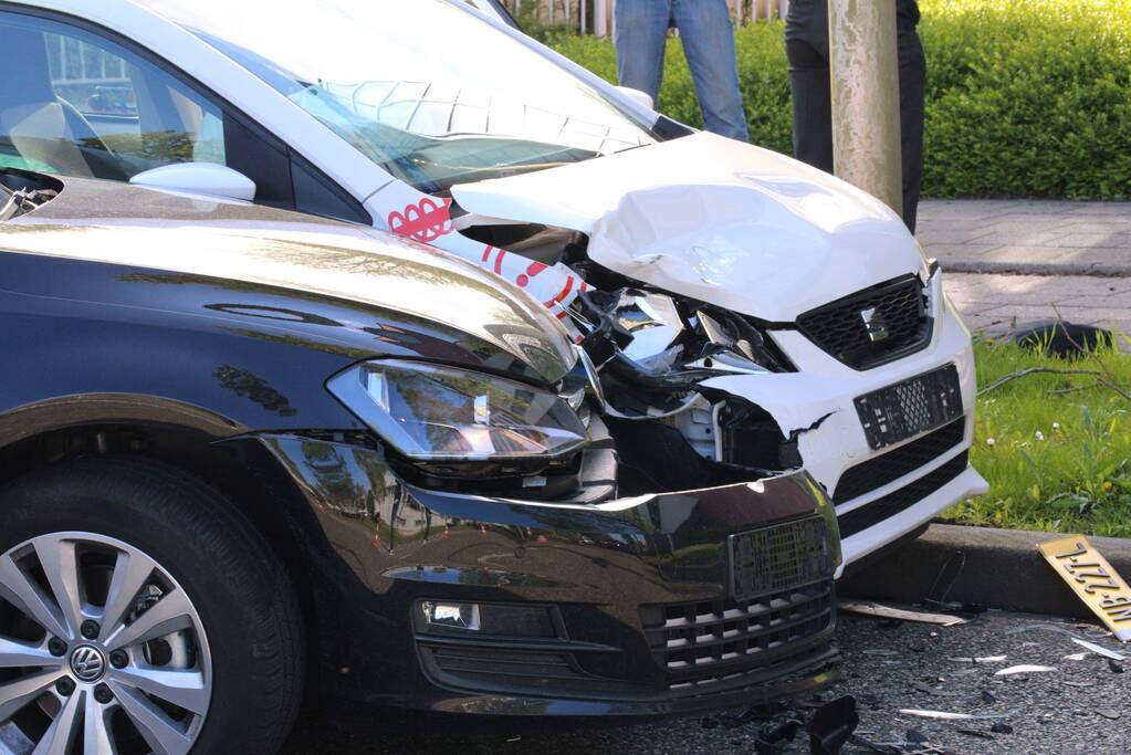 Veel schade na aanrijding op kruising