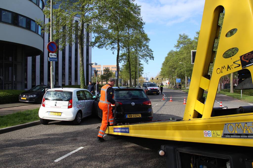 Veel schade na aanrijding op kruising