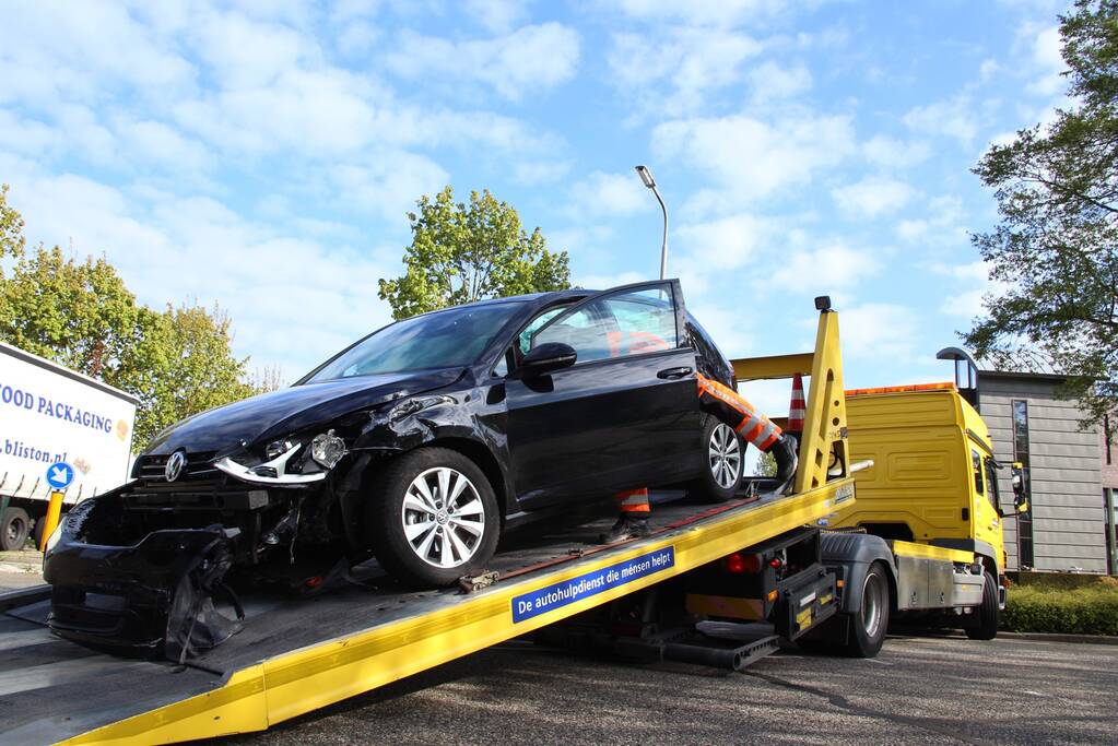 Veel schade na aanrijding op kruising