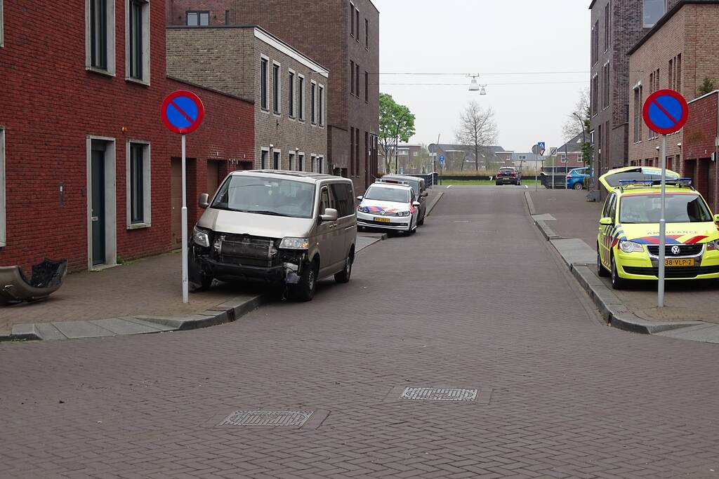 Schade na botsing tegen verkeerspaal
