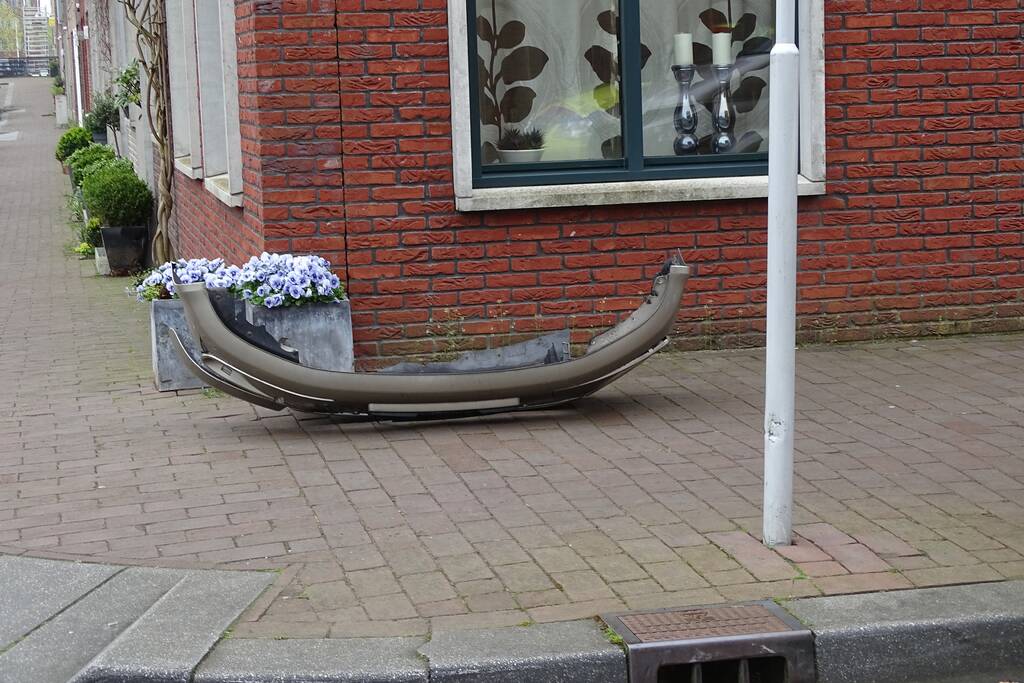 Schade na botsing tegen verkeerspaal