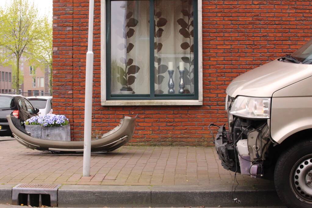 Schade na botsing tegen verkeerspaal