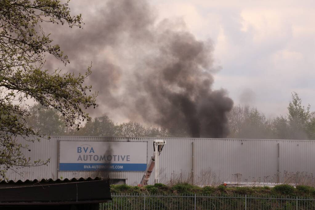 Veel rookontwikkeling bij zeer grote brand