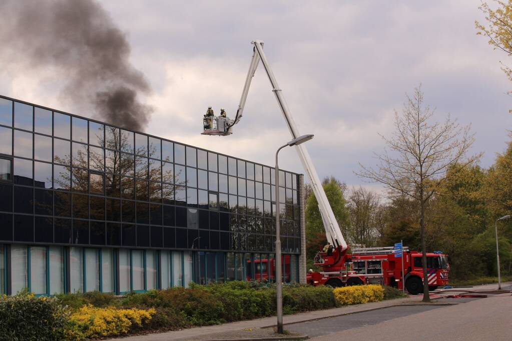 Veel rookontwikkeling bij zeer grote brand