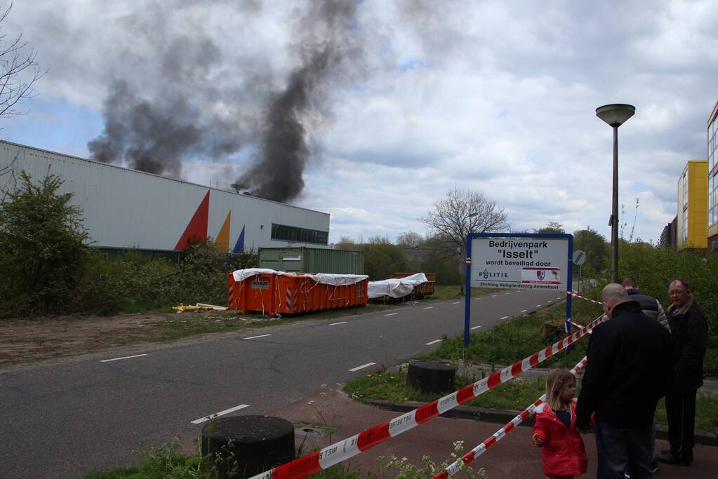 Veel rookontwikkeling bij zeer grote brand