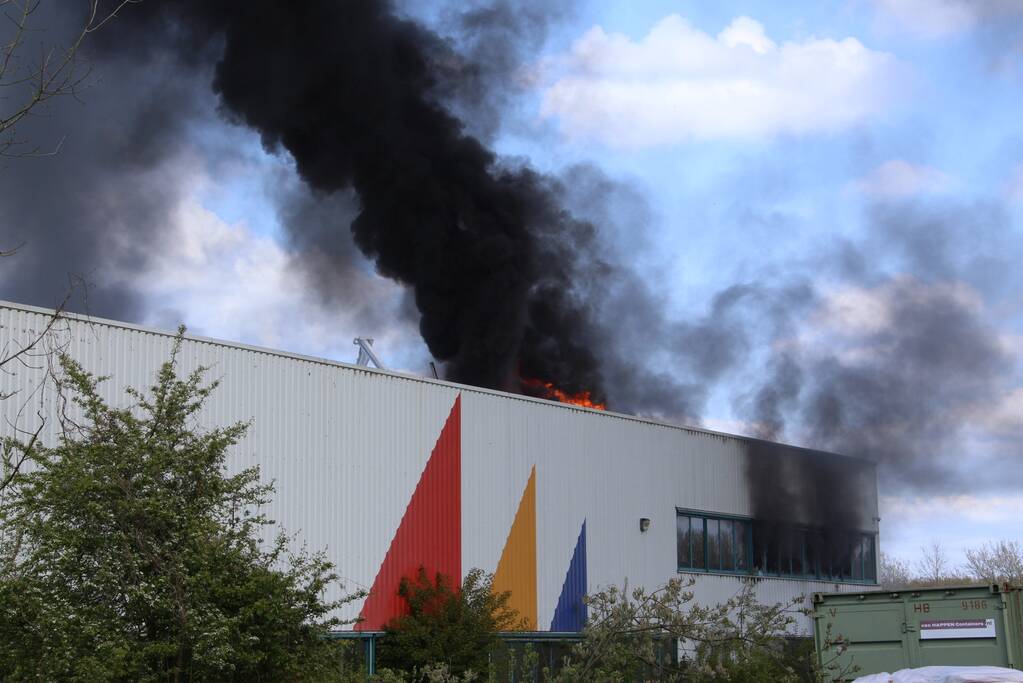 Veel rookontwikkeling bij zeer grote brand