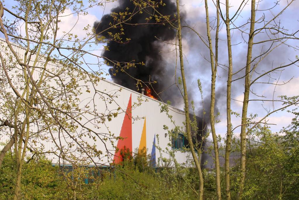 Veel rookontwikkeling bij zeer grote brand