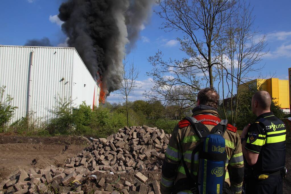 Veel rookontwikkeling bij zeer grote brand