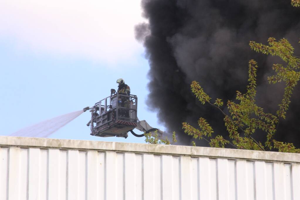 Veel rookontwikkeling bij zeer grote brand