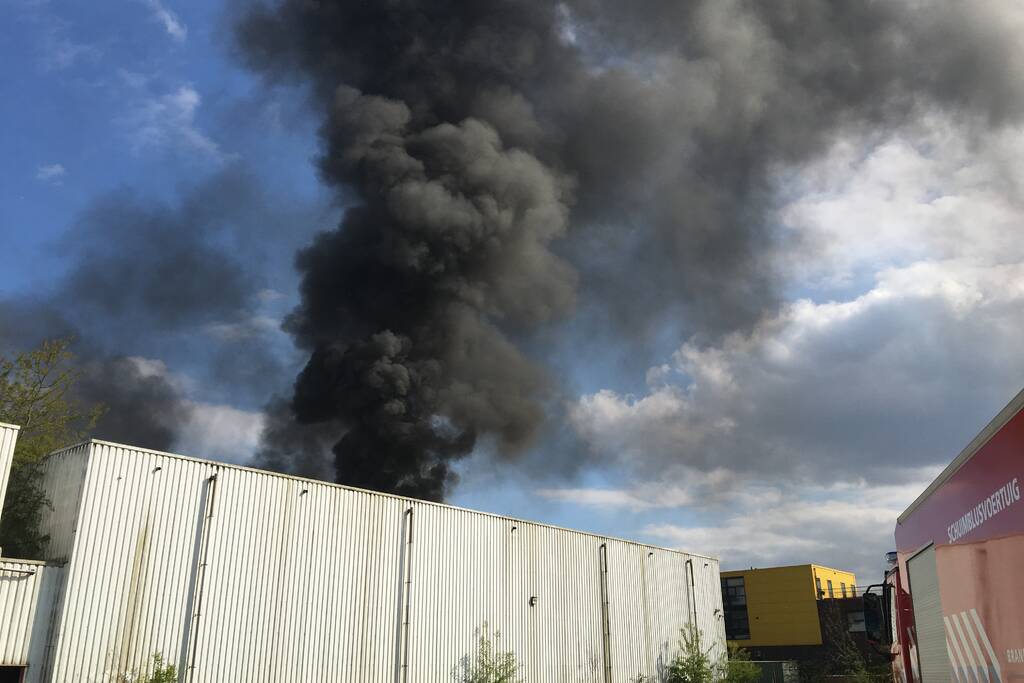 Veel rookontwikkeling bij zeer grote brand