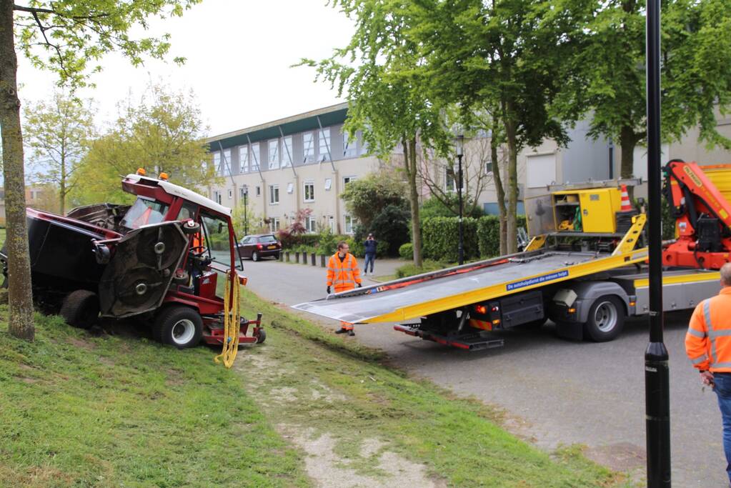 Grasmaaier kantelt tijdens maaien