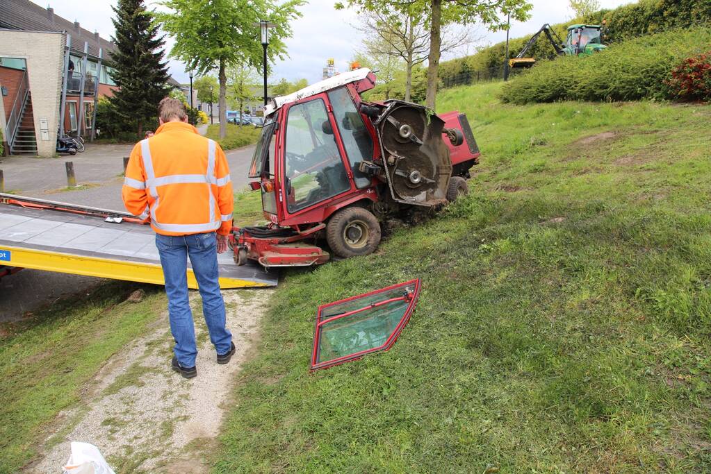 Grasmaaier kantelt tijdens maaien