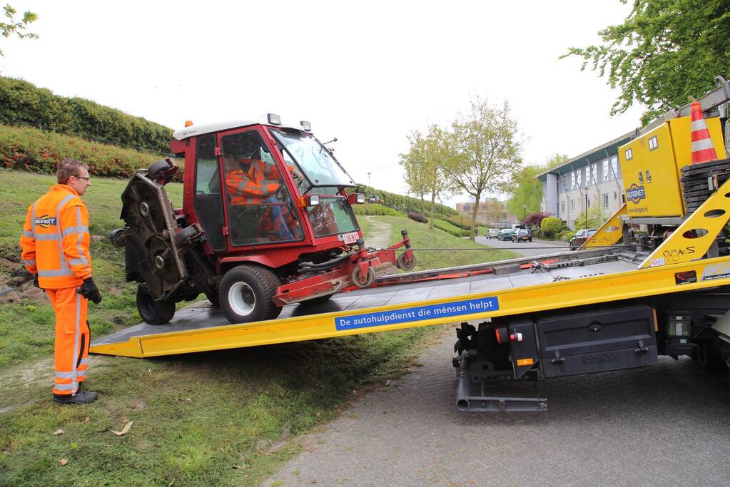 Grasmaaier kantelt tijdens maaien