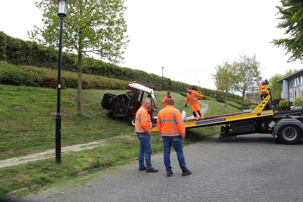 Grasmaaier kantelt tijdens maaien