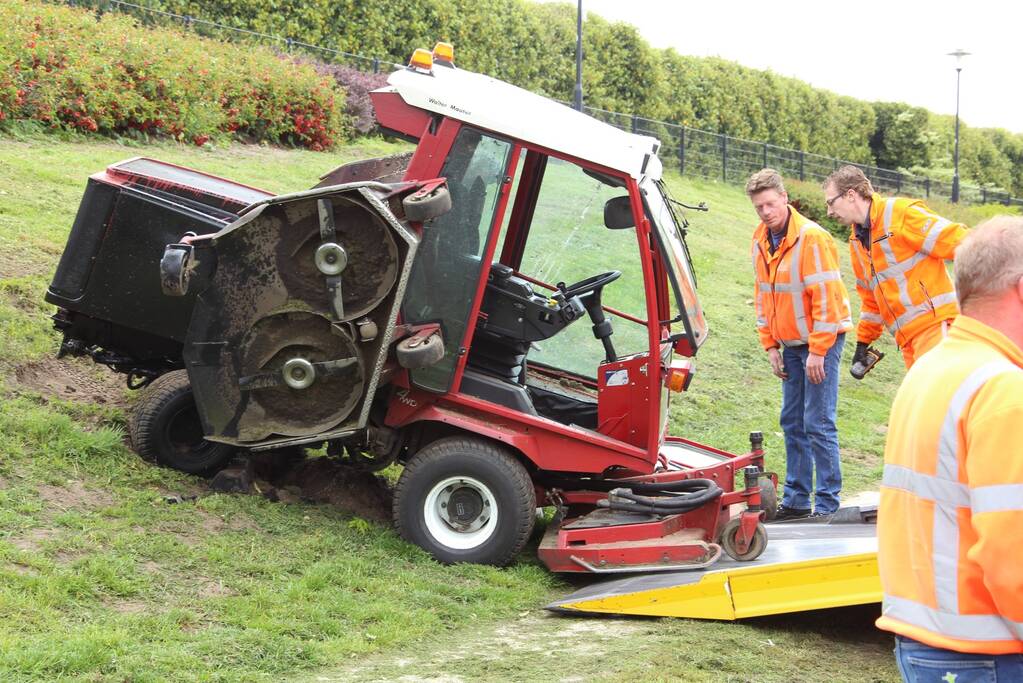 Grasmaaier kantelt tijdens maaien