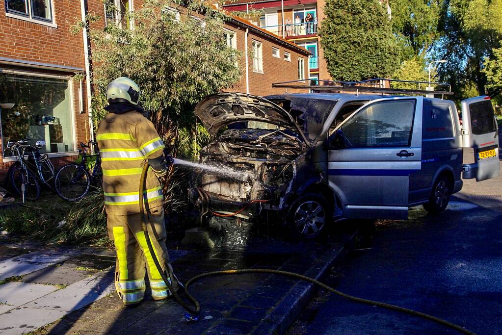 Bestelbus gaat in vlammen op