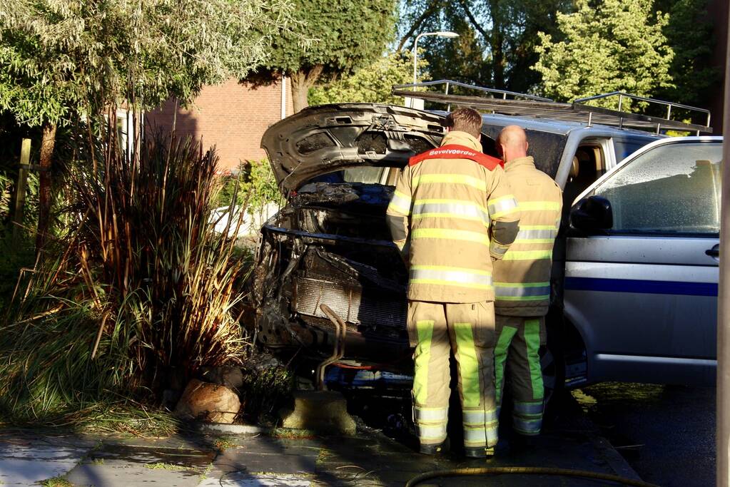 Bestelbus gaat in vlammen op