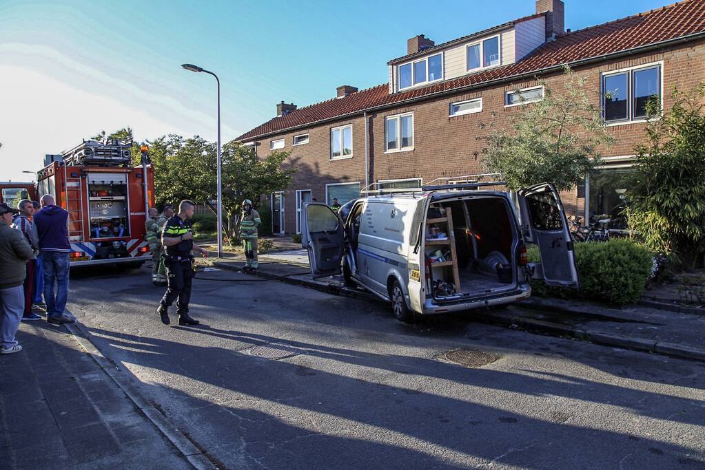 Bestelbus gaat in vlammen op