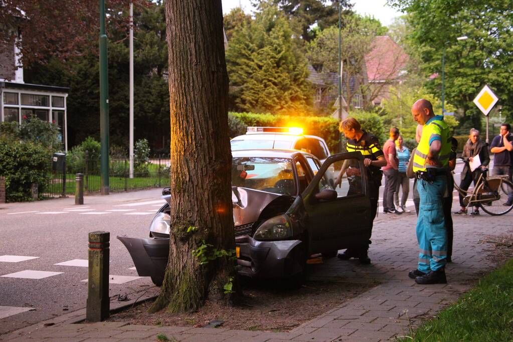 Auto botst frontaal op boom