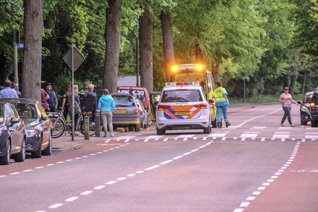 Auto botst frontaal op boom