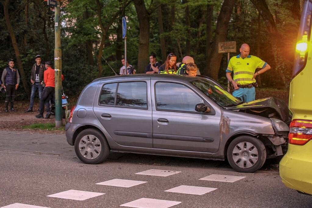 Auto botst frontaal op boom