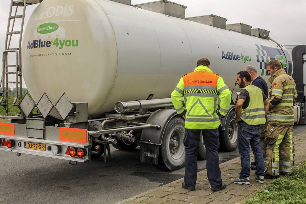 Vastgelopen remmen vrachtwagen zorgt voor brand