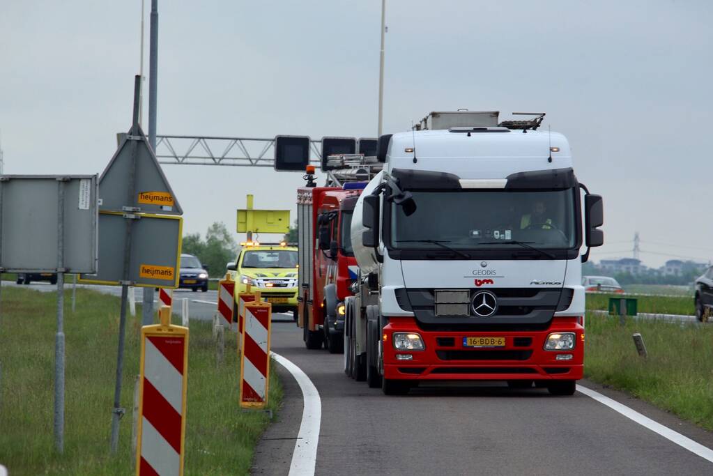 Vastgelopen remmen vrachtwagen zorgt voor brand