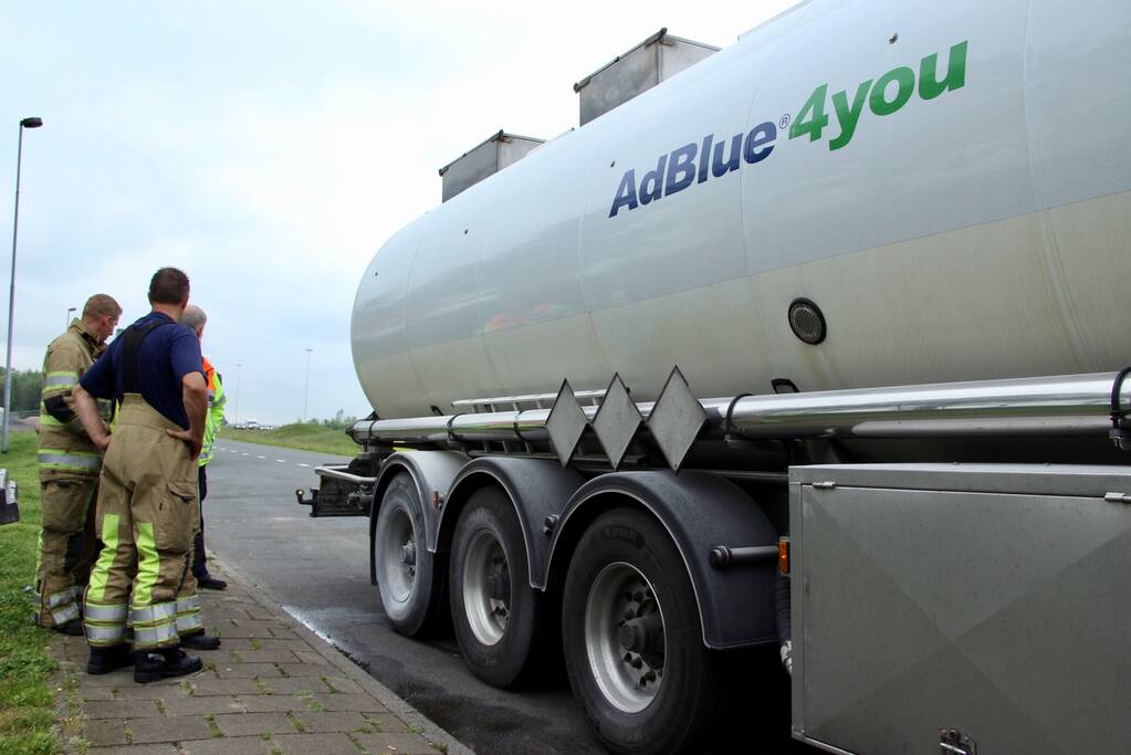Vastgelopen remmen vrachtwagen zorgt voor brand