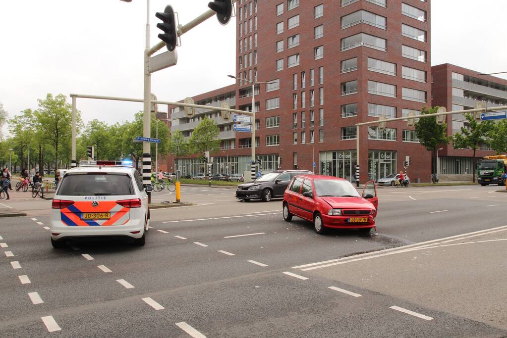 Veel schade na botsing op kruising