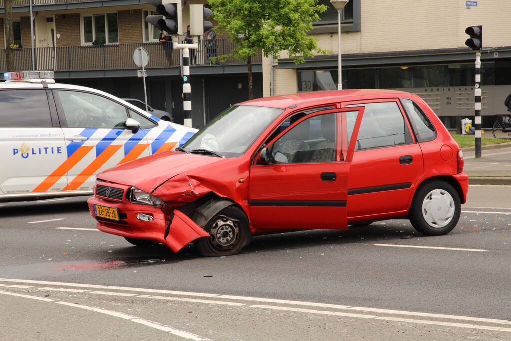 Veel schade na botsing op kruising
