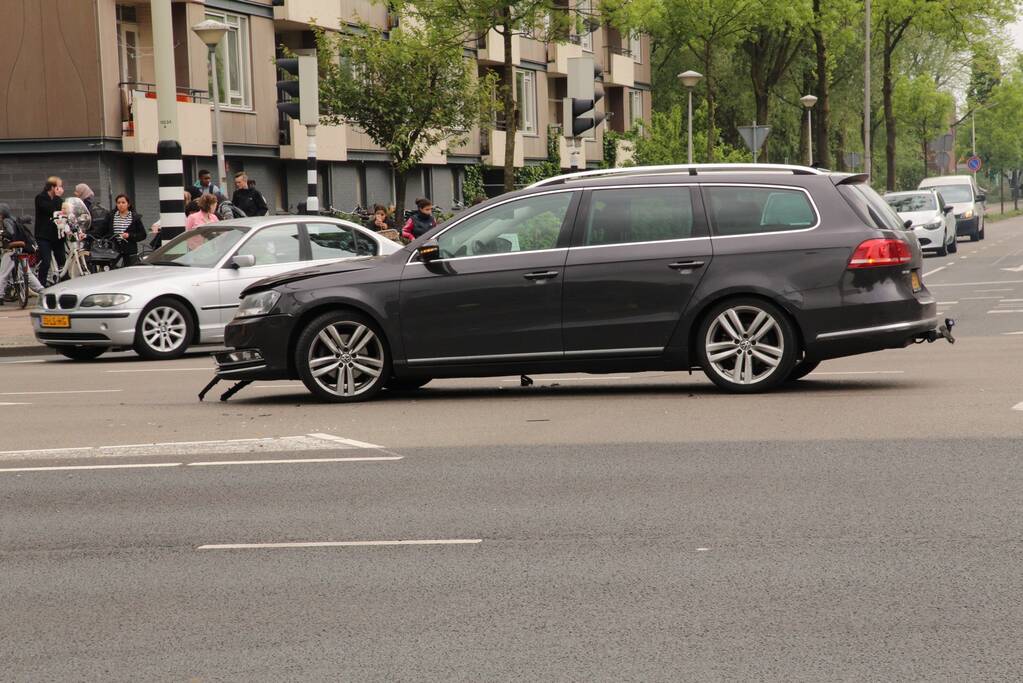 Veel schade na botsing op kruising