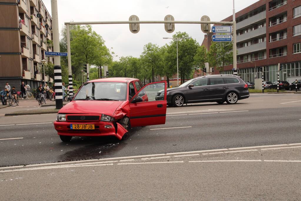 Veel schade na botsing op kruising