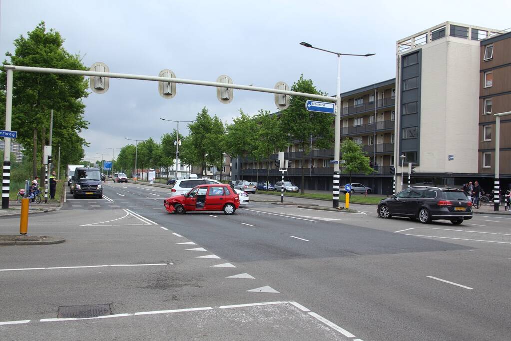Veel schade na botsing op kruising