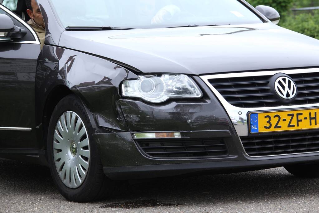 Schade bij botsing op rotonde