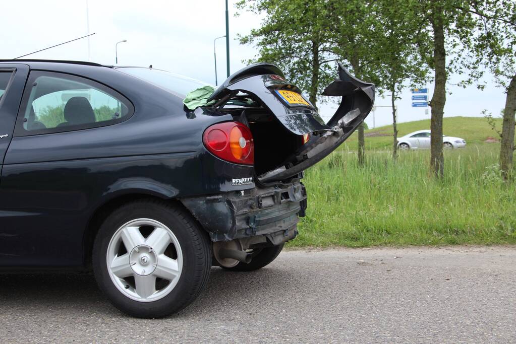 Schade bij botsing op rotonde