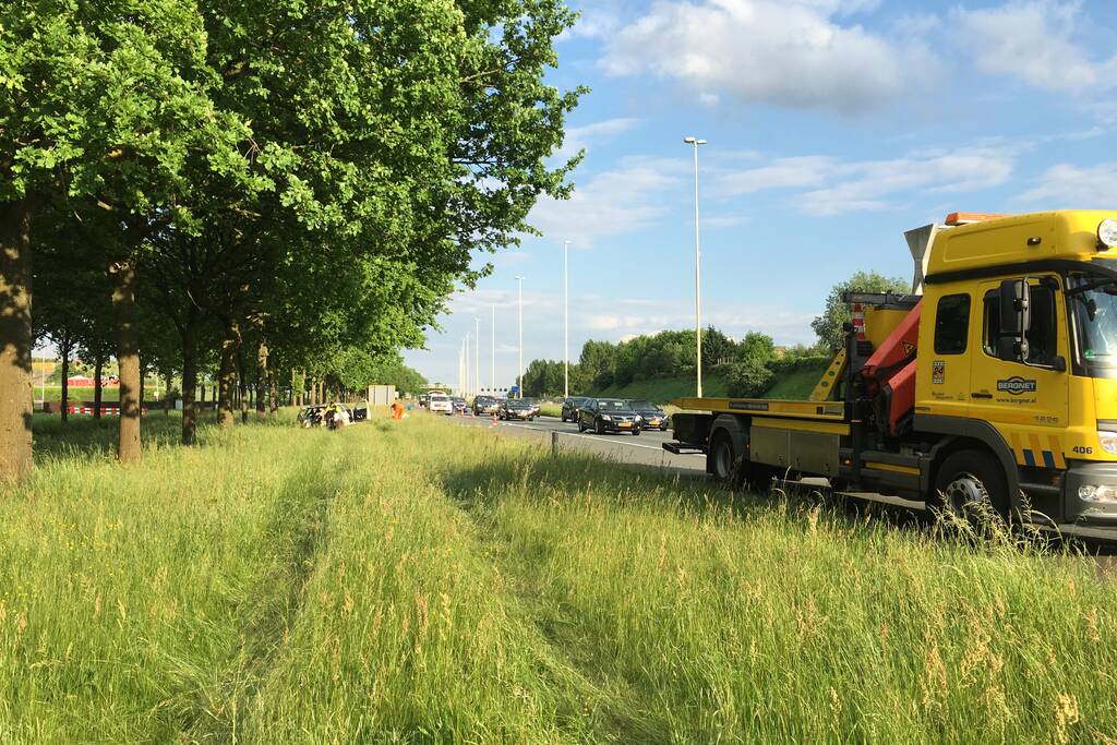Auto raakt van de weg en knalt tegen boom