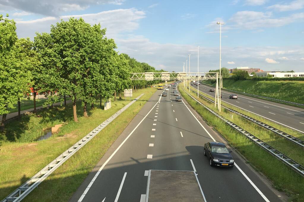 Auto raakt van de weg en knalt tegen boom