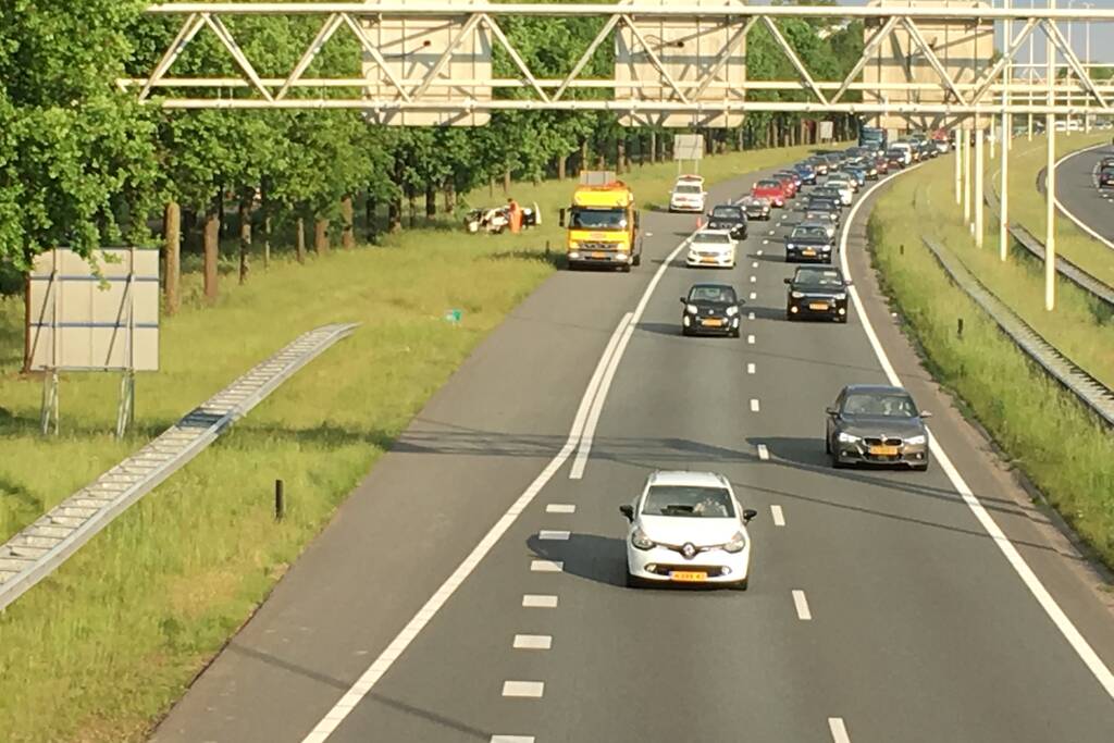 Auto raakt van de weg en knalt tegen boom
