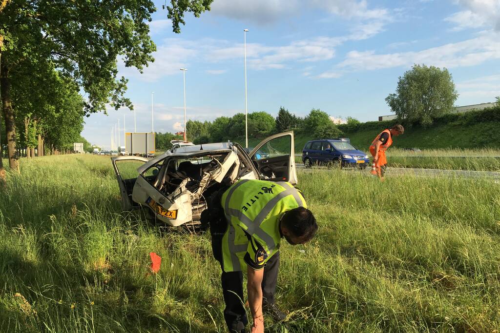 Auto raakt van de weg en knalt tegen boom