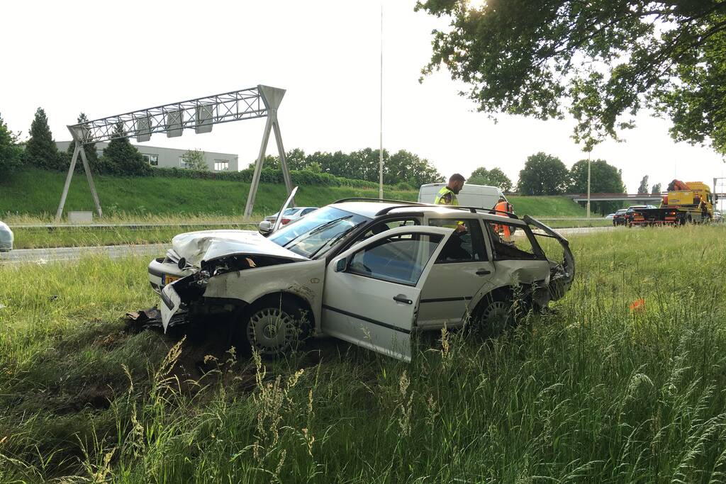 Auto raakt van de weg en knalt tegen boom