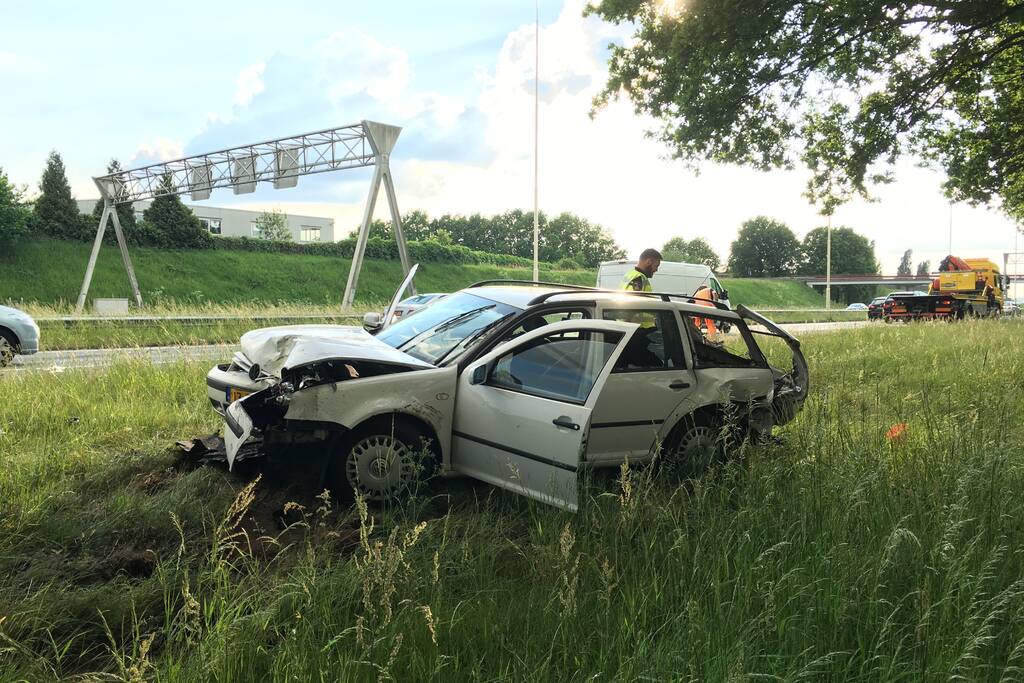 Auto raakt van de weg en knalt tegen boom