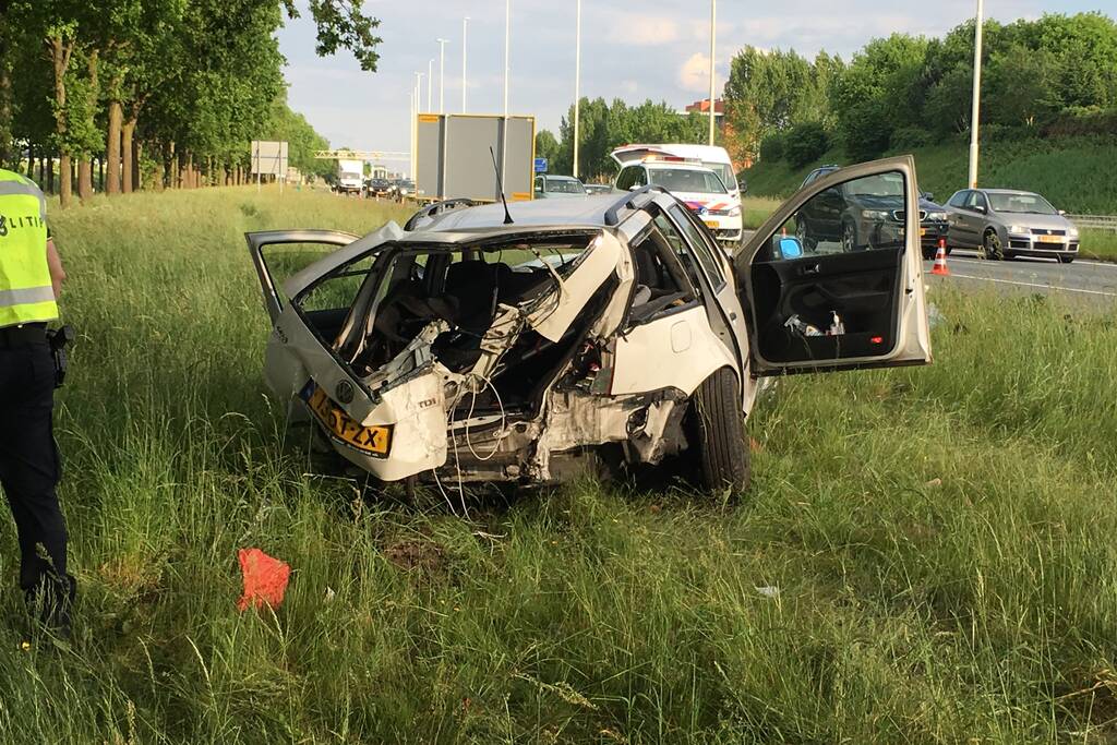 Auto raakt van de weg en knalt tegen boom