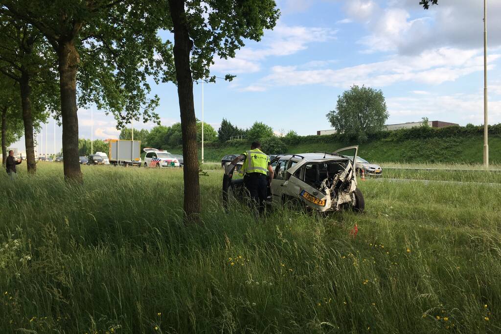 Auto raakt van de weg en knalt tegen boom
