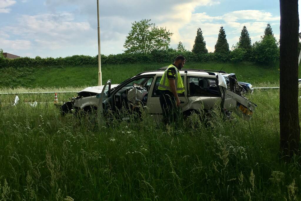 Auto raakt van de weg en knalt tegen boom