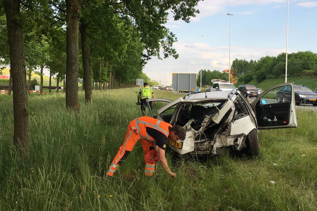 Auto raakt van de weg en knalt tegen boom
