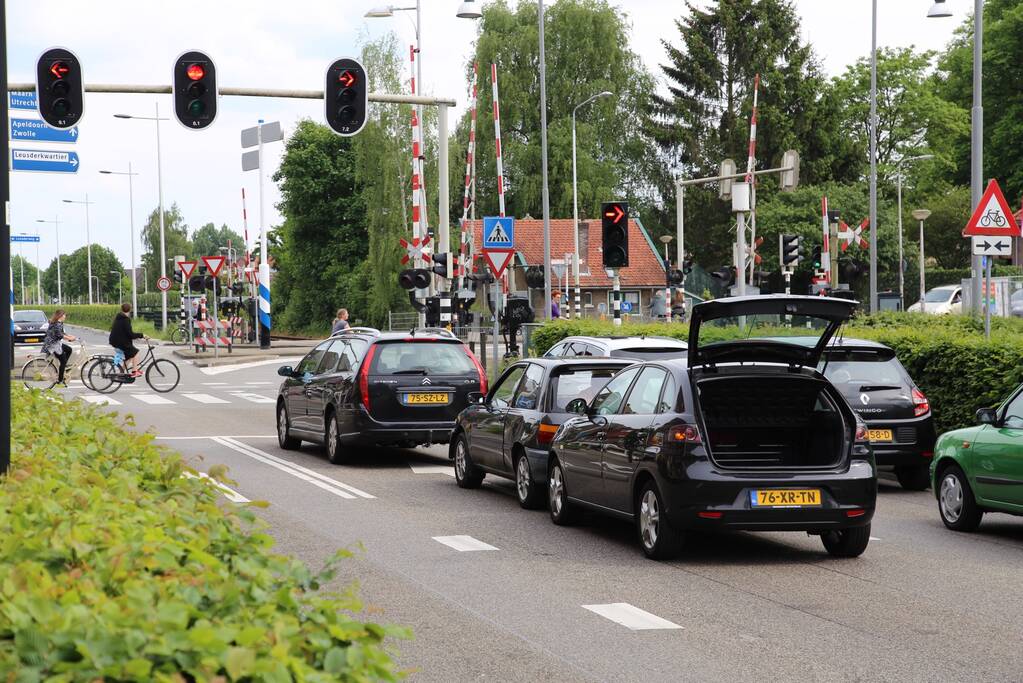 Kind krijgt troostbeertje na kop-staartbotsing