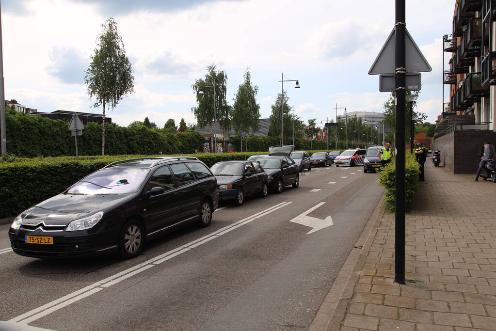 Kind krijgt troostbeertje na kop-staartbotsing