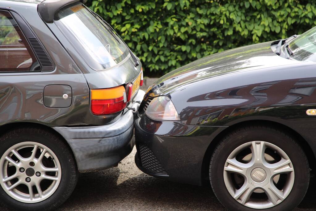 Kind krijgt troostbeertje na kop-staartbotsing