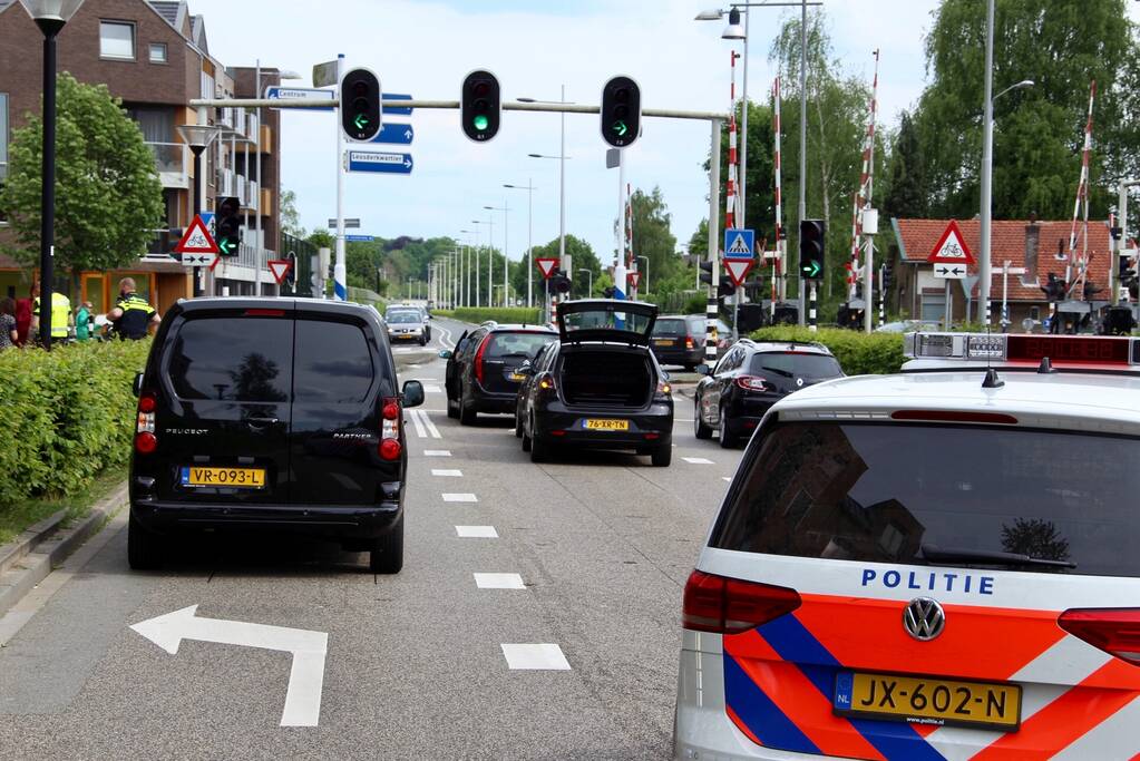 Kind krijgt troostbeertje na kop-staartbotsing