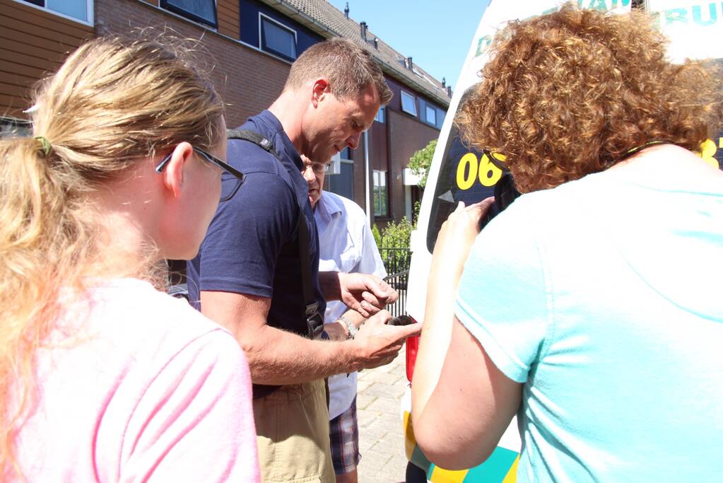 Vogel vast onder dakpan